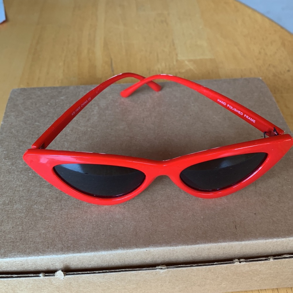 New in box Sunglass LA cat eye sunglasses - Picture 3 of 3
